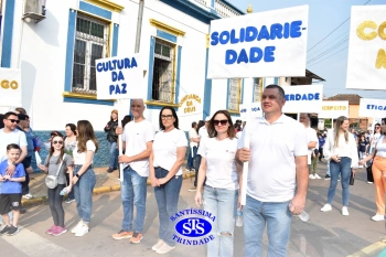 Colégio participa de desfile em comemoração aos 203 anos de Cruz Alta