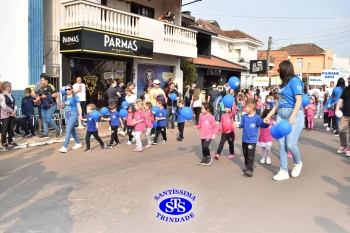 Colégio participa de desfile em comemoração aos 203 anos de Cruz Alta
