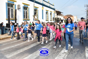 Colégio participa de desfile em comemoração aos 203 anos de Cruz Alta