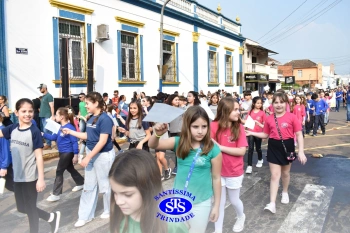 Colégio participa de desfile em comemoração aos 203 anos de Cruz Alta