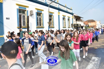 Colégio participa de desfile em comemoração aos 203 anos de Cruz Alta