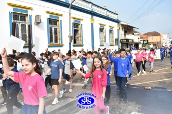 Colégio participa de desfile em comemoração aos 203 anos de Cruz Alta