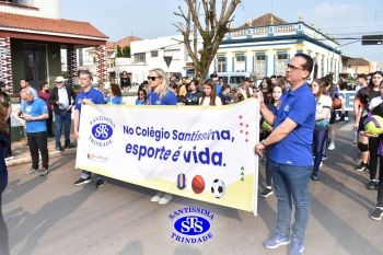 Colégio participa de desfile em comemoração aos 203 anos de Cruz Alta