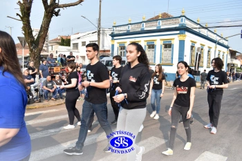 Colégio participa de desfile em comemoração aos 203 anos de Cruz Alta