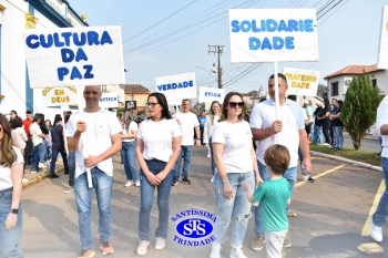 Colégio participa de desfile em comemoração aos 203 anos de Cruz Alta