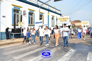 Colégio participa de desfile em comemoração aos 203 anos de Cruz Alta