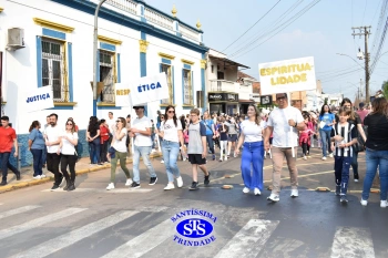 Colégio participa de desfile em comemoração aos 203 anos de Cruz Alta