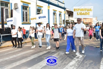 Colégio participa de desfile em comemoração aos 203 anos de Cruz Alta