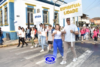 Colégio participa de desfile em comemoração aos 203 anos de Cruz Alta