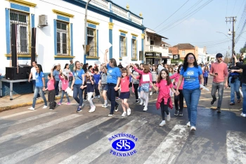 Colégio participa de desfile em comemoração aos 203 anos de Cruz Alta