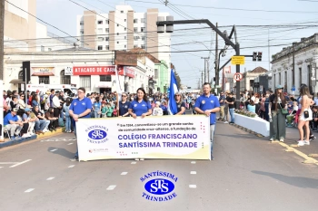 Colégio participa de desfile em comemoração aos 203 anos de Cruz Alta