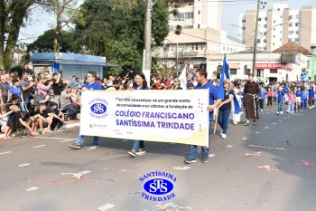 Colégio participa de desfile em comemoração aos 203 anos de Cruz Alta