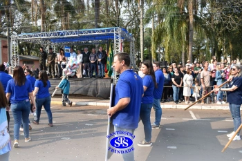 Colégio participa de desfile em comemoração aos 203 anos de Cruz Alta