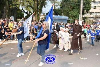 Colégio participa de desfile em comemoração aos 203 anos de Cruz Alta