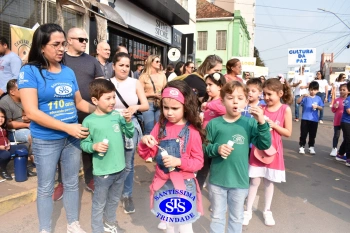 Colégio participa de desfile em comemoração aos 203 anos de Cruz Alta