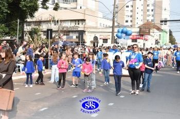 Colégio participa de desfile em comemoração aos 203 anos de Cruz Alta