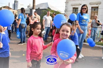 Colégio participa de desfile em comemoração aos 203 anos de Cruz Alta