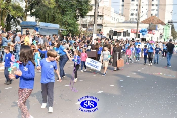 Colégio participa de desfile em comemoração aos 203 anos de Cruz Alta