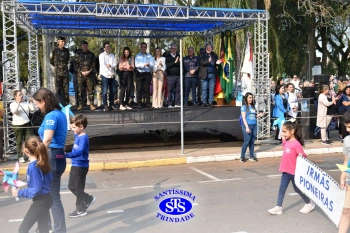 Colégio participa de desfile em comemoração aos 203 anos de Cruz Alta
