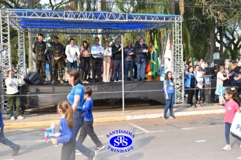 Colégio participa de desfile em comemoração aos 203 anos de Cruz Alta