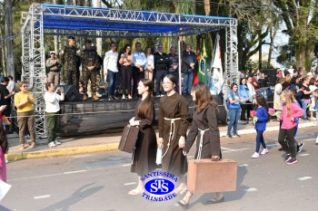 Colégio participa de desfile em comemoração aos 203 anos de Cruz Alta