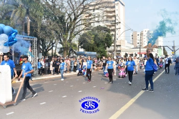 Colégio participa de desfile em comemoração aos 203 anos de Cruz Alta
