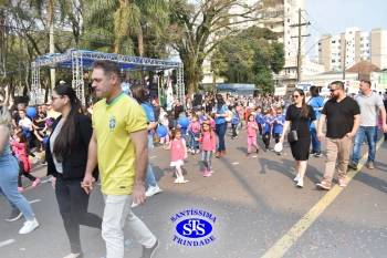 Colégio participa de desfile em comemoração aos 203 anos de Cruz Alta