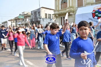 Colégio participa de desfile em comemoração aos 203 anos de Cruz Alta