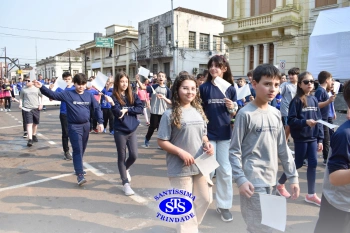 Colégio participa de desfile em comemoração aos 203 anos de Cruz Alta