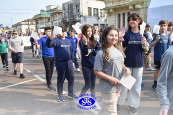 Colégio participa de desfile em comemoração aos 203 anos de Cruz Alta