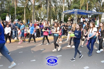 Colégio participa de desfile em comemoração aos 203 anos de Cruz Alta