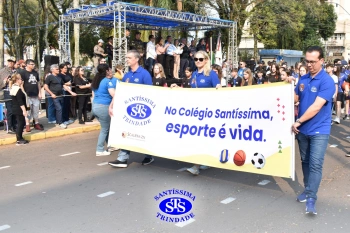 Colégio participa de desfile em comemoração aos 203 anos de Cruz Alta