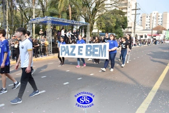 Colégio participa de desfile em comemoração aos 203 anos de Cruz Alta