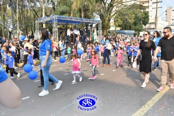 Colégio participa de desfile em comemoração aos 203 anos de Cruz Alta