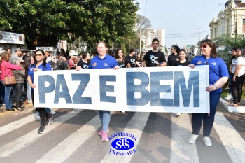 Colégio participa de desfile em comemoração aos 203 anos de Cruz Alta