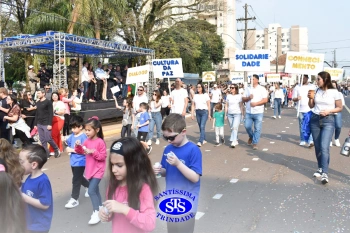 Colégio participa de desfile em comemoração aos 203 anos de Cruz Alta