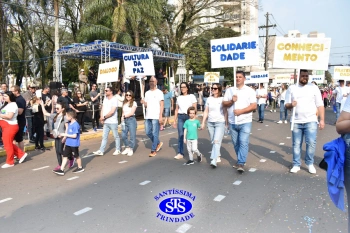 Colégio participa de desfile em comemoração aos 203 anos de Cruz Alta