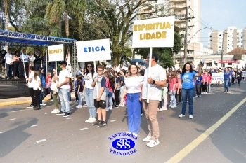 Colégio participa de desfile em comemoração aos 203 anos de Cruz Alta