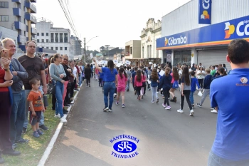 Colégio participa de desfile em comemoração aos 203 anos de Cruz Alta