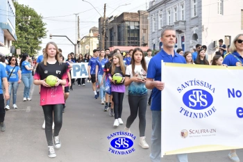 Colégio participa de desfile em comemoração aos 203 anos de Cruz Alta