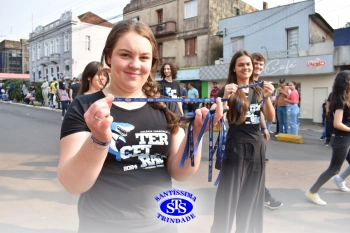 Colégio participa de desfile em comemoração aos 203 anos de Cruz Alta