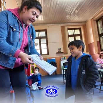 Educação Bilíngue: alunos recebem portfólios com atividades realizadas 
