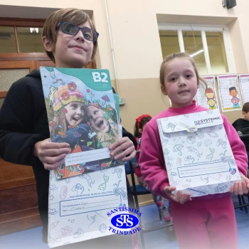 Educação Bilíngue: alunos recebem portfólios com atividades realizadas 