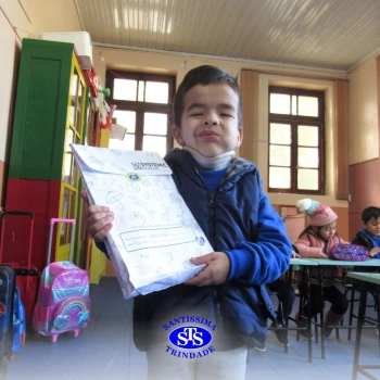 Educação Bilíngue: alunos recebem portfólios com atividades realizadas 