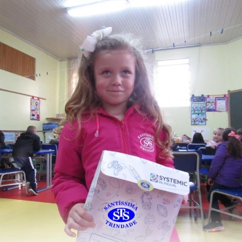 Educação Bilíngue: alunos recebem portfólios com atividades realizadas 