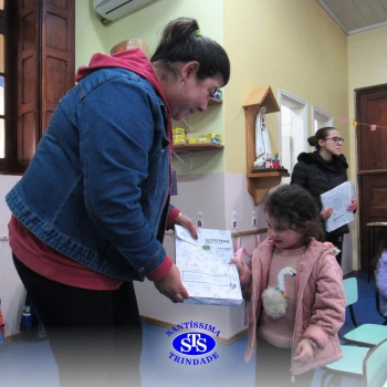 Educação Bilíngue: alunos recebem portfólios com atividades realizadas 