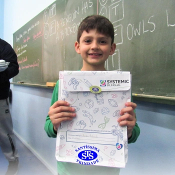 Educação Bilíngue: alunos recebem portfólios com atividades realizadas 
