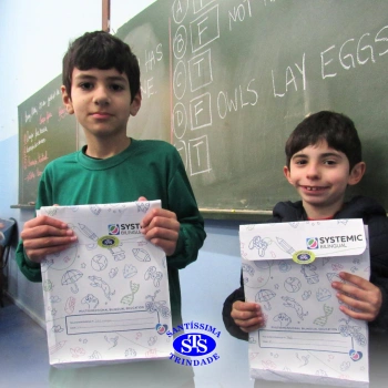 Educação Bilíngue: alunos recebem portfólios com atividades realizadas 