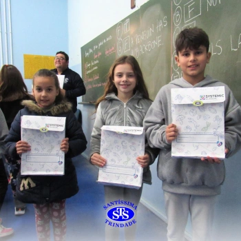 Educação Bilíngue: alunos recebem portfólios com atividades realizadas 