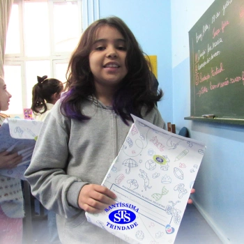 Educação Bilíngue: alunos recebem portfólios com atividades realizadas 